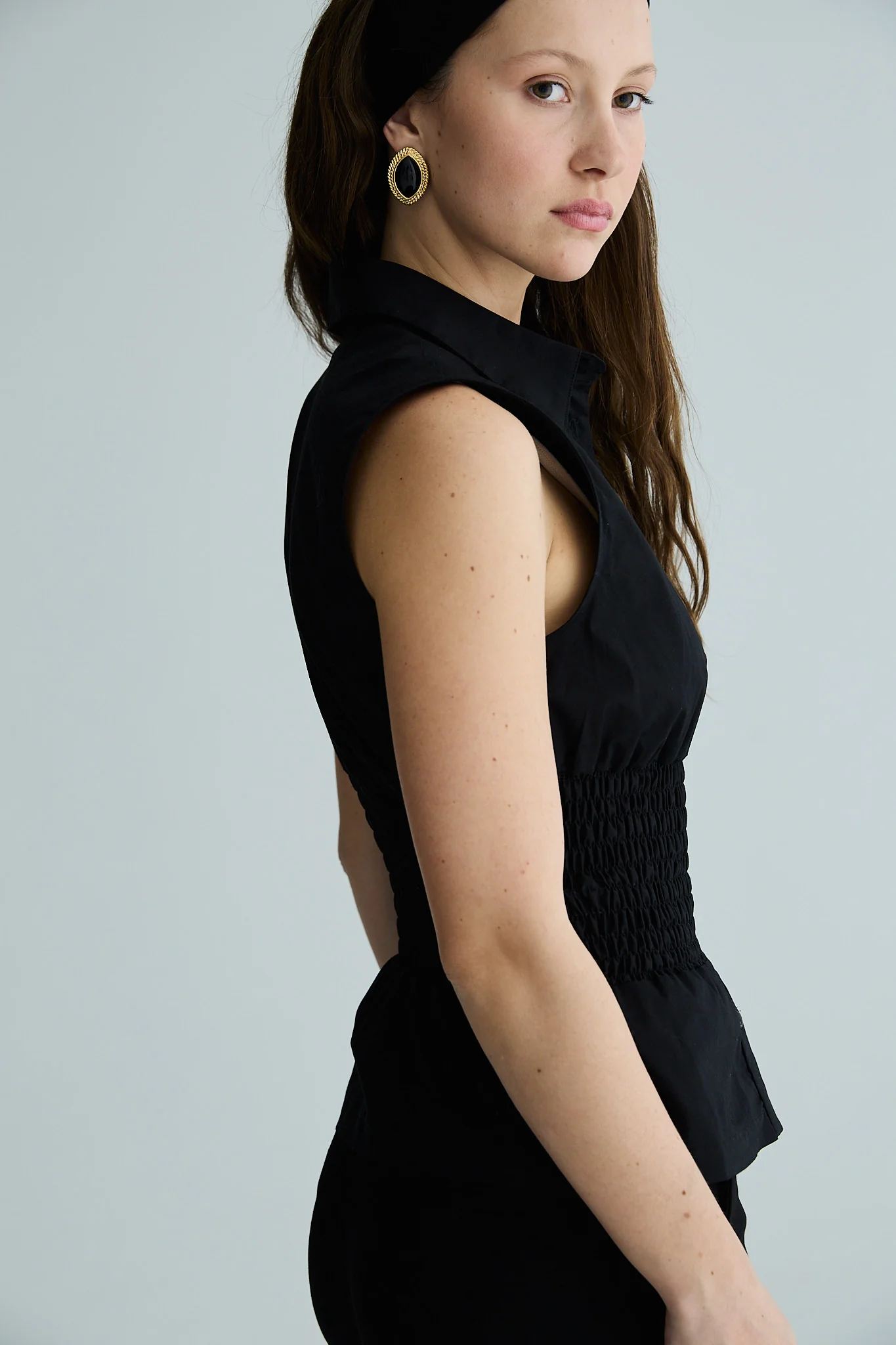 sleeveless shirred shirt - black - Image 4