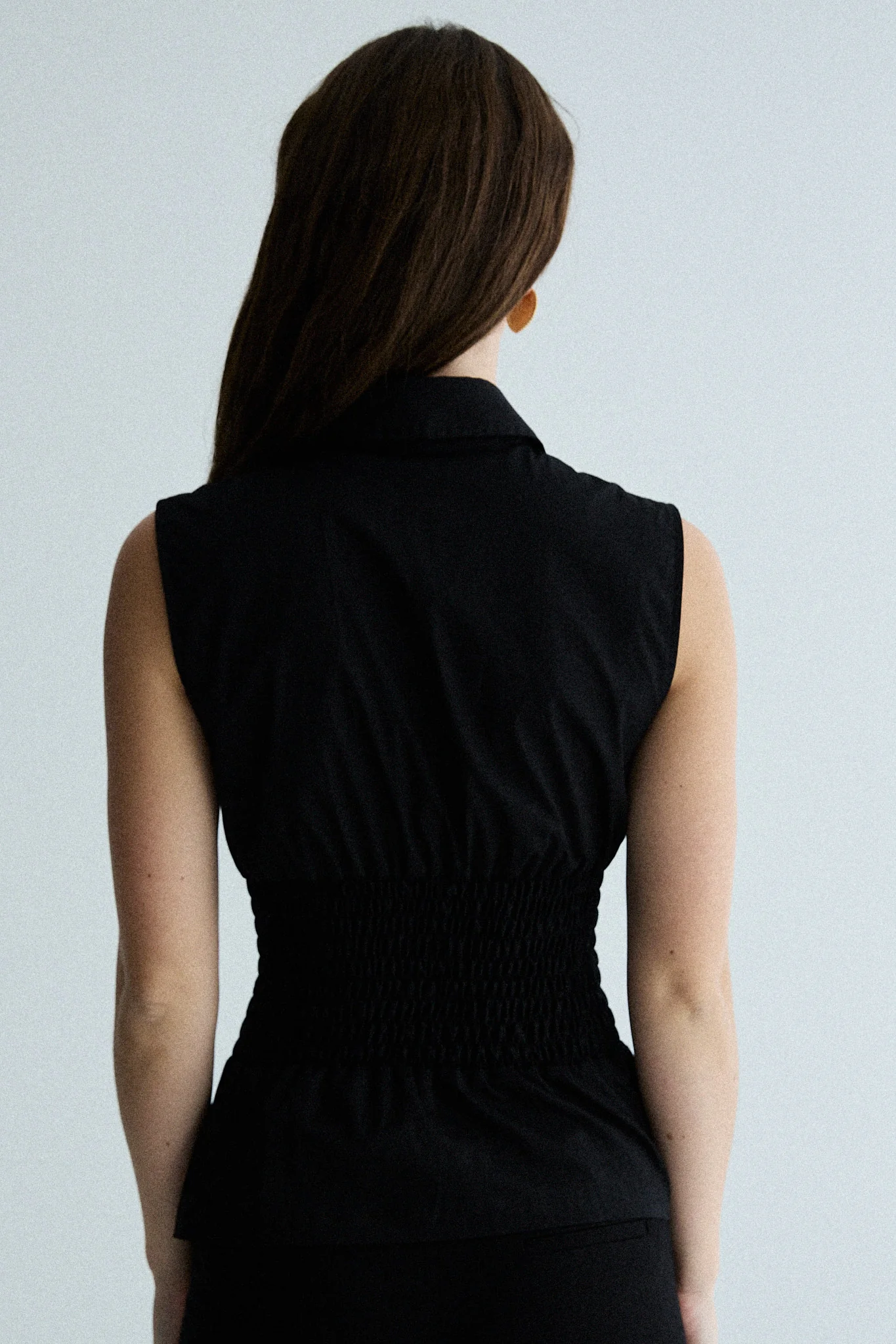 sleeveless shirred shirt - black - Image 5