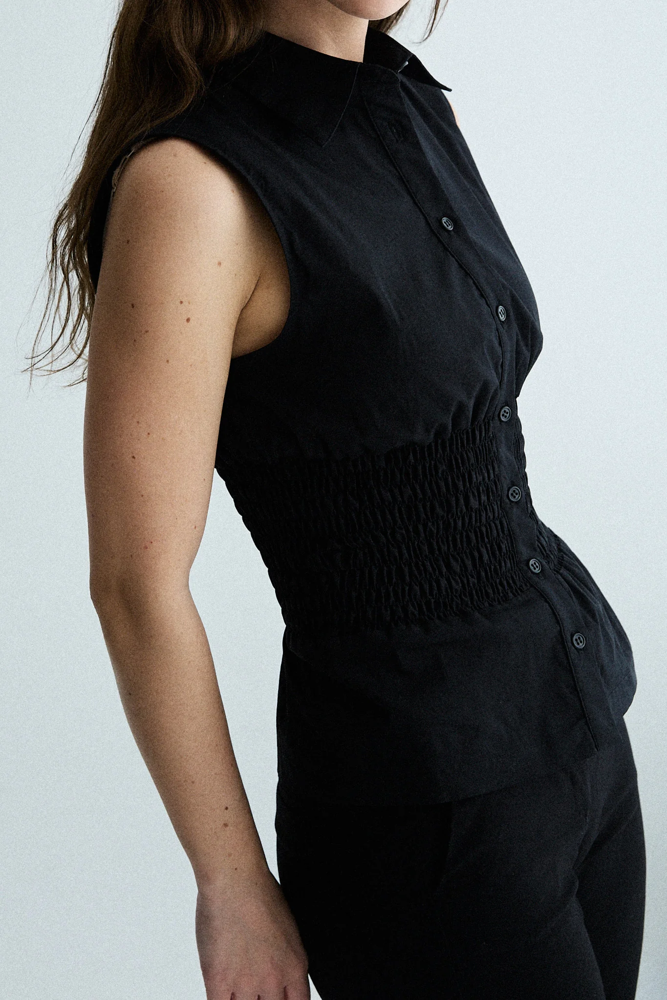 sleeveless shirred shirt - black - Image 6